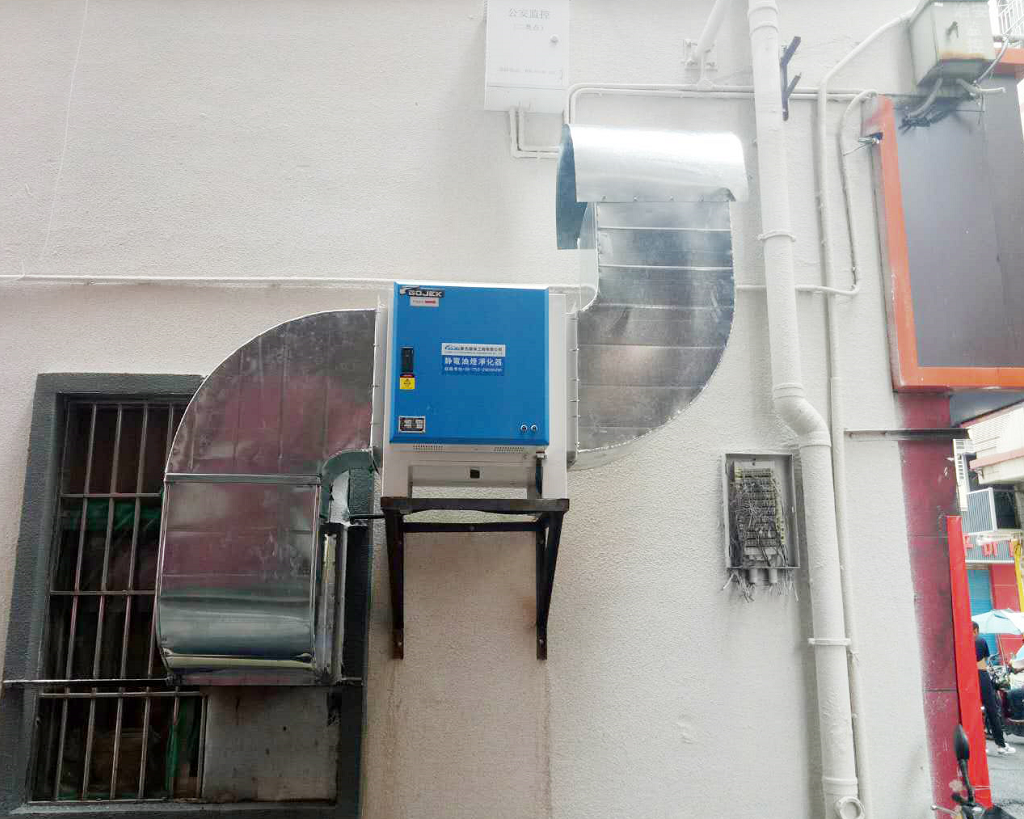 油煙凈化器安裝在酒店的外墻上。.png